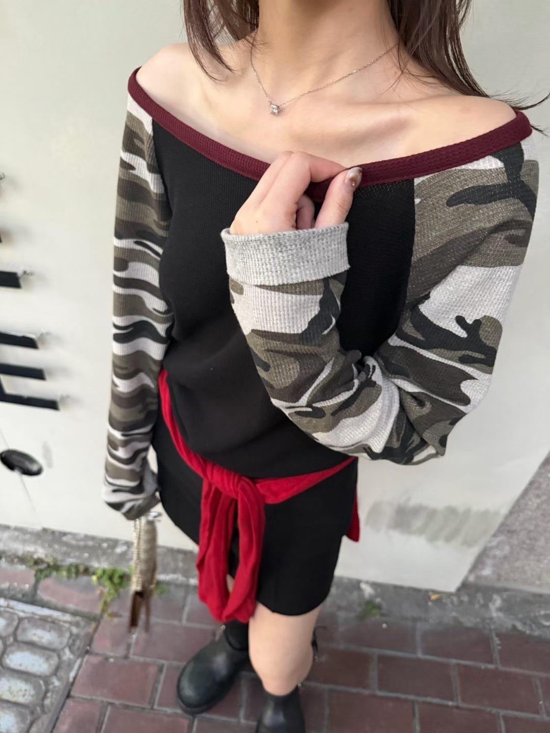 拼接迷彩袖寬領上衣